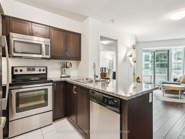 1215 - 19 Grand Trunk Cres