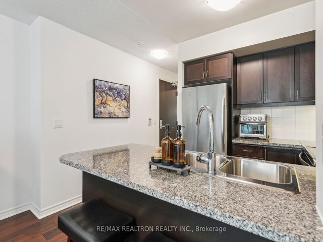 1215 - 19 Grand Trunk Cres