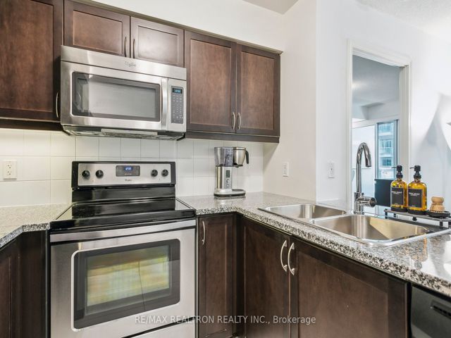 1215 - 19 Grand Trunk Cres
