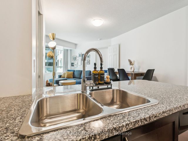 1215 - 19 Grand Trunk Cres