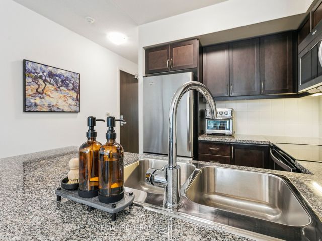 1215 - 19 Grand Trunk Cres