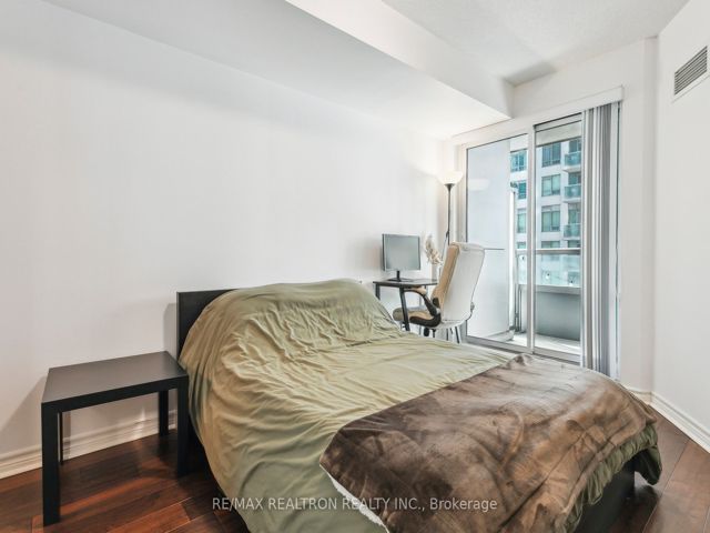 1215 - 19 Grand Trunk Cres