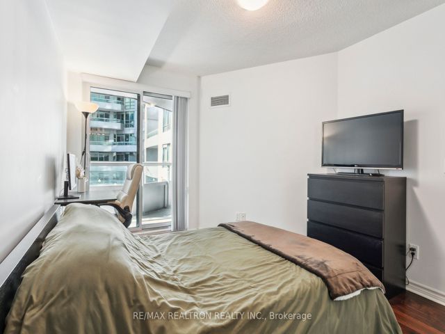 1215 - 19 Grand Trunk Cres