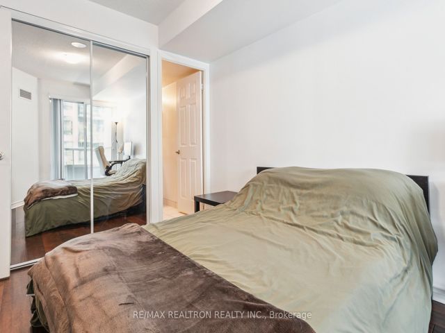 1215 - 19 Grand Trunk Cres