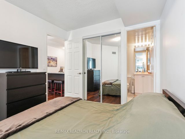 1215 - 19 Grand Trunk Cres