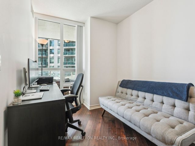 1215 - 19 Grand Trunk Cres