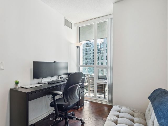1215 - 19 Grand Trunk Cres