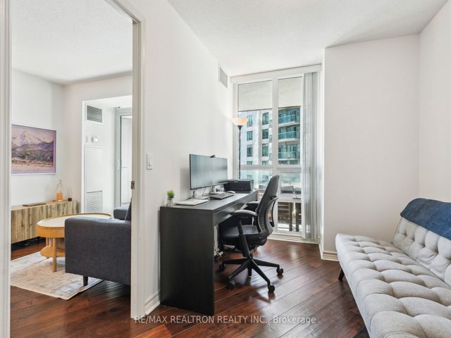 1215 - 19 Grand Trunk Cres