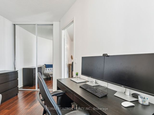 1215 - 19 Grand Trunk Cres