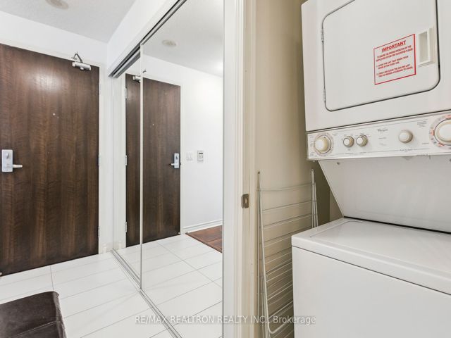 1215 - 19 Grand Trunk Cres