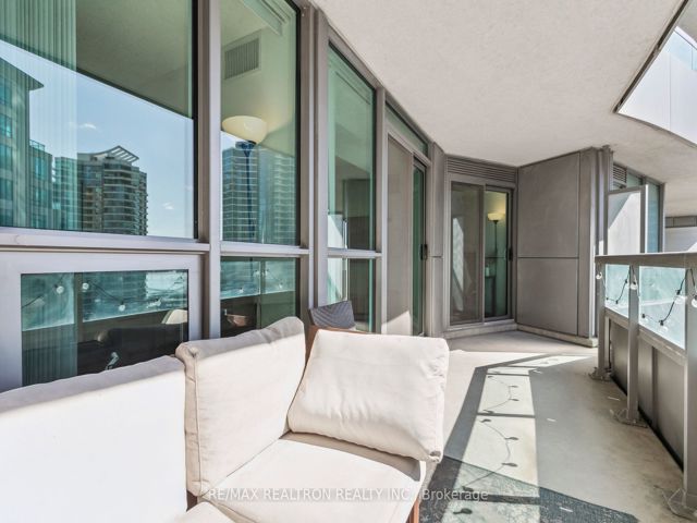 1215 - 19 Grand Trunk Cres