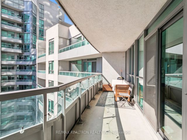 1215 - 19 Grand Trunk Cres