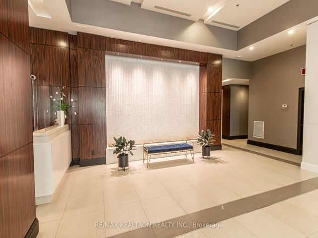 1215 - 19 Grand Trunk Cres