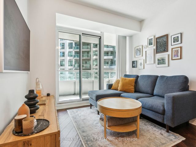 1215 - 19 Grand Trunk Cres