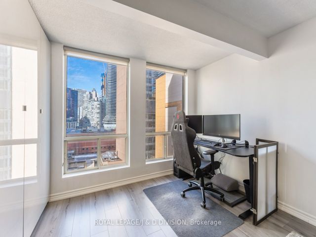 1001 - 25 Grenville St