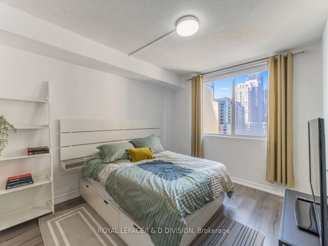 1001 - 25 Grenville St