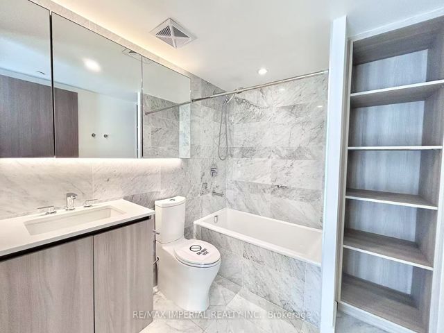 611 - 19 Bathurst St