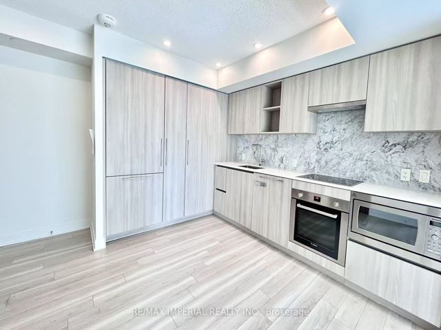 611 - 19 Bathurst St