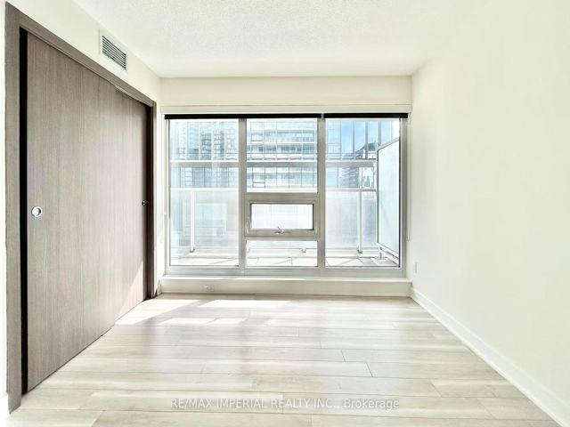 611 - 19 Bathurst St