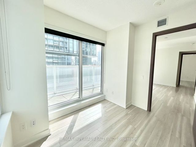 611 - 19 Bathurst St