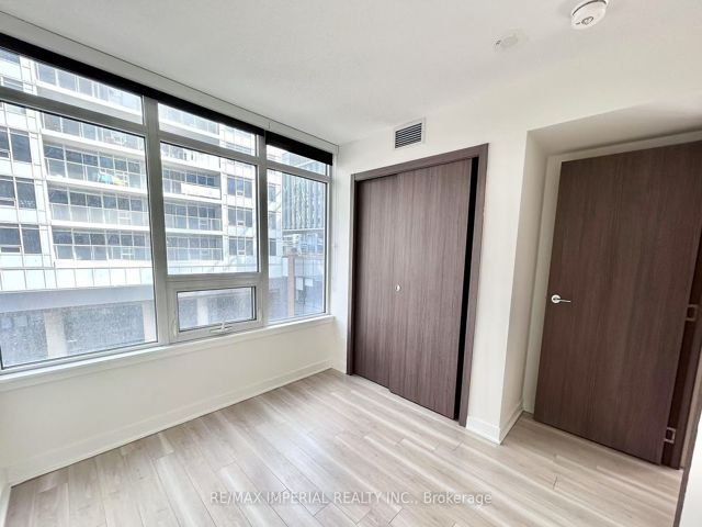 611 - 19 Bathurst St