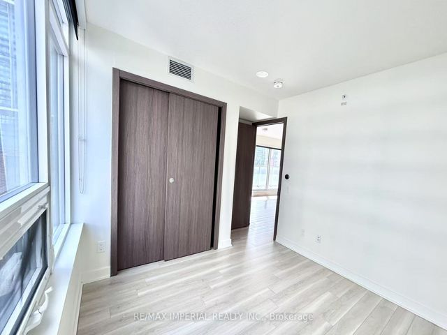 611 - 19 Bathurst St