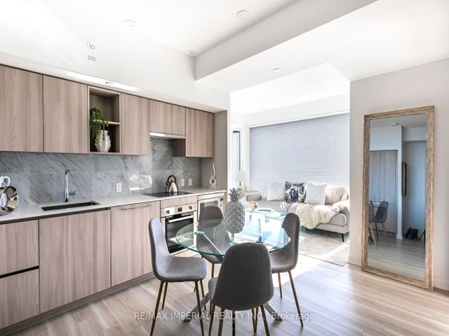 611 - 19 Bathurst St