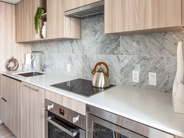 611 - 19 Bathurst St