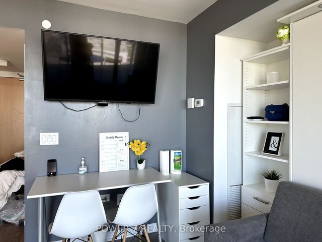 2012 - 11 Wellesley St W