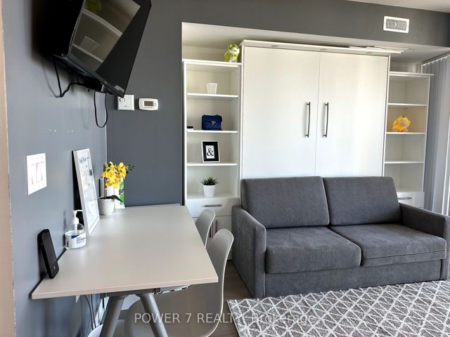 2012 - 11 Wellesley St W