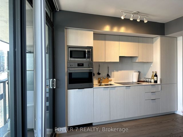2012 - 11 Wellesley St W