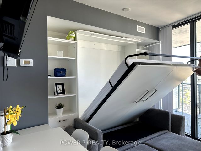 2012 - 11 Wellesley St W