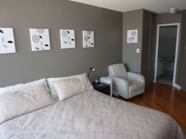1406 - 30 Holly St