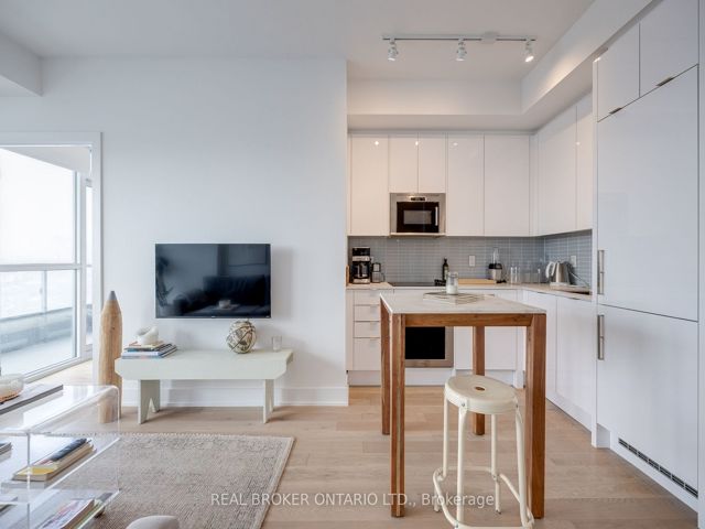 1810 - 181 Bedford Rd