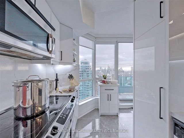 2605 - 18 Holmes Ave