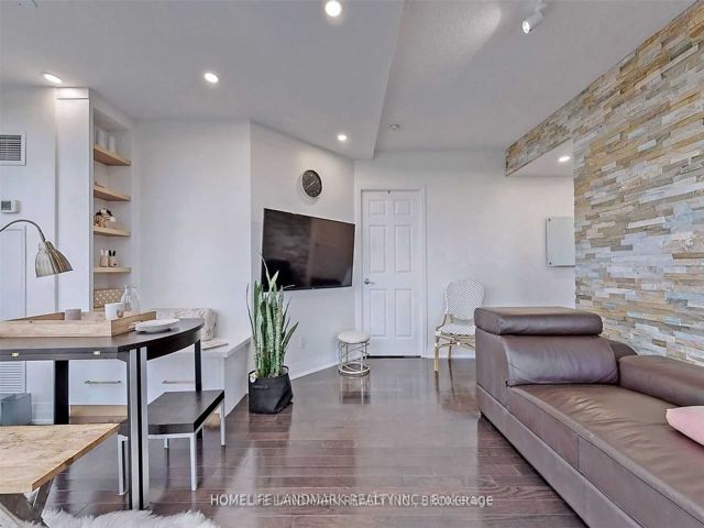 2605 - 18 Holmes Ave
