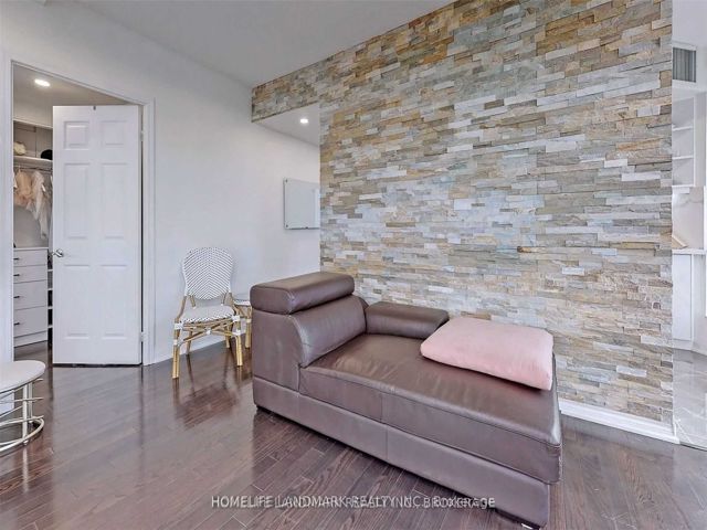 2605 - 18 Holmes Ave