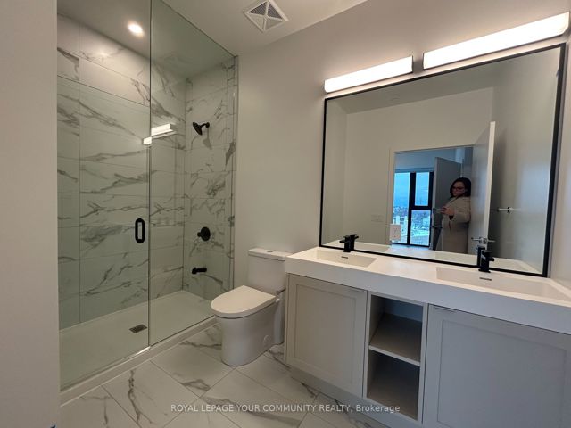 907 - 250 Lawrence Ave