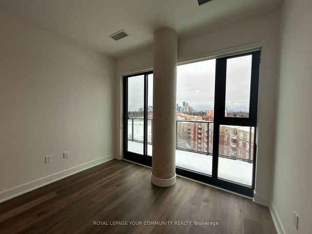 907 - 250 Lawrence Ave