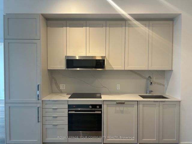 907 - 250 Lawrence Ave