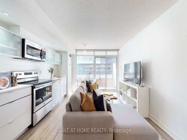 909 - 4K Spadina Ave