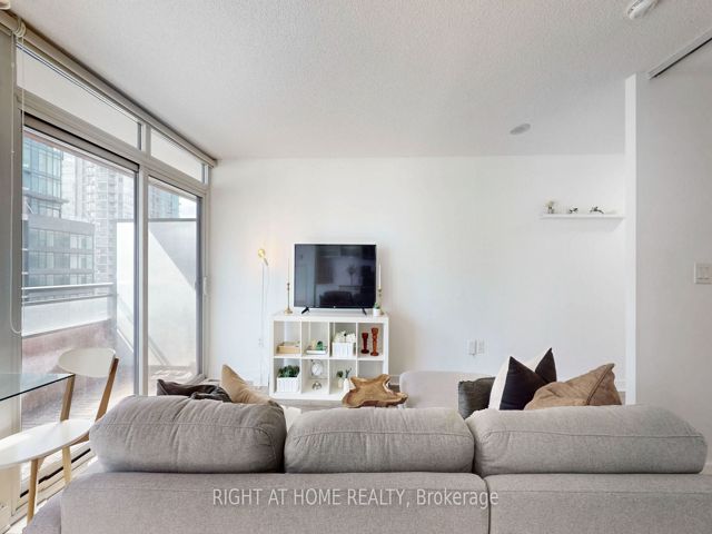 909 - 4K Spadina Ave