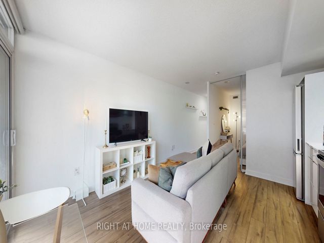 909 - 4K Spadina Ave