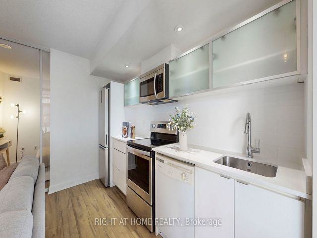 909 - 4K Spadina Ave