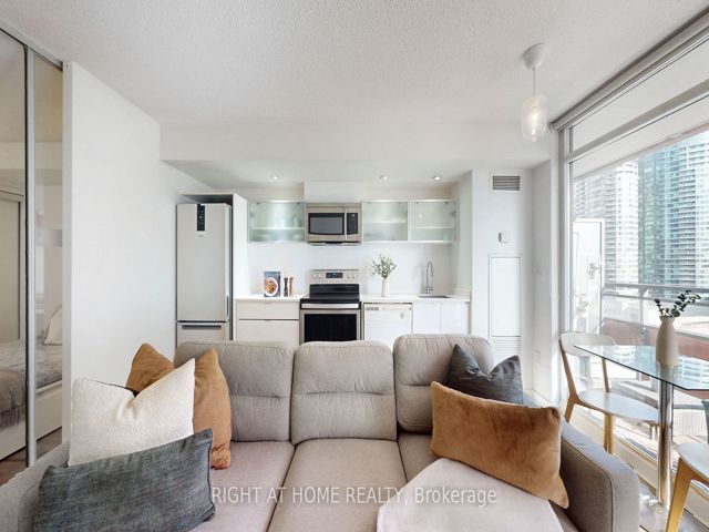 909 - 4K Spadina Ave