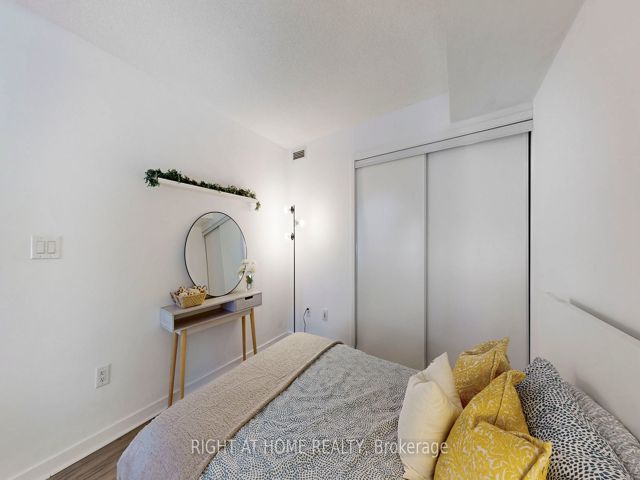 909 - 4K Spadina Ave