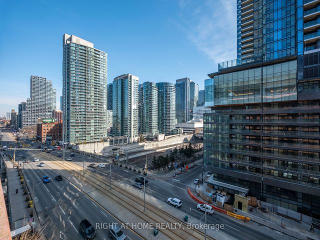 909 - 4K Spadina Ave