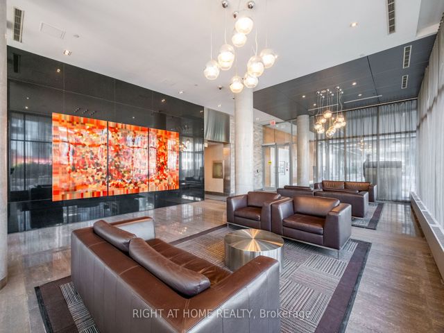 909 - 4K Spadina Ave