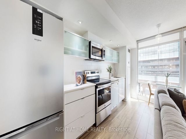 909 - 4K Spadina Ave