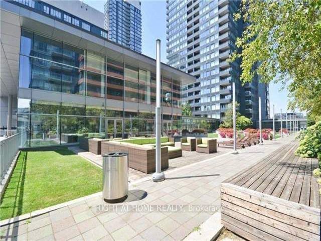 909 - 4K Spadina Ave